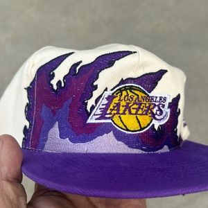 Lakers, custom retro style snapback new remake, not Vintage